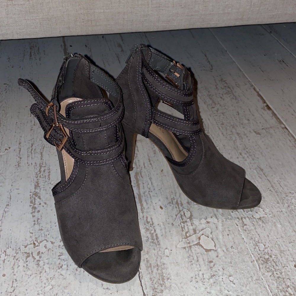 $10 Lauren Conrad grey heels, great condition. Size: 6